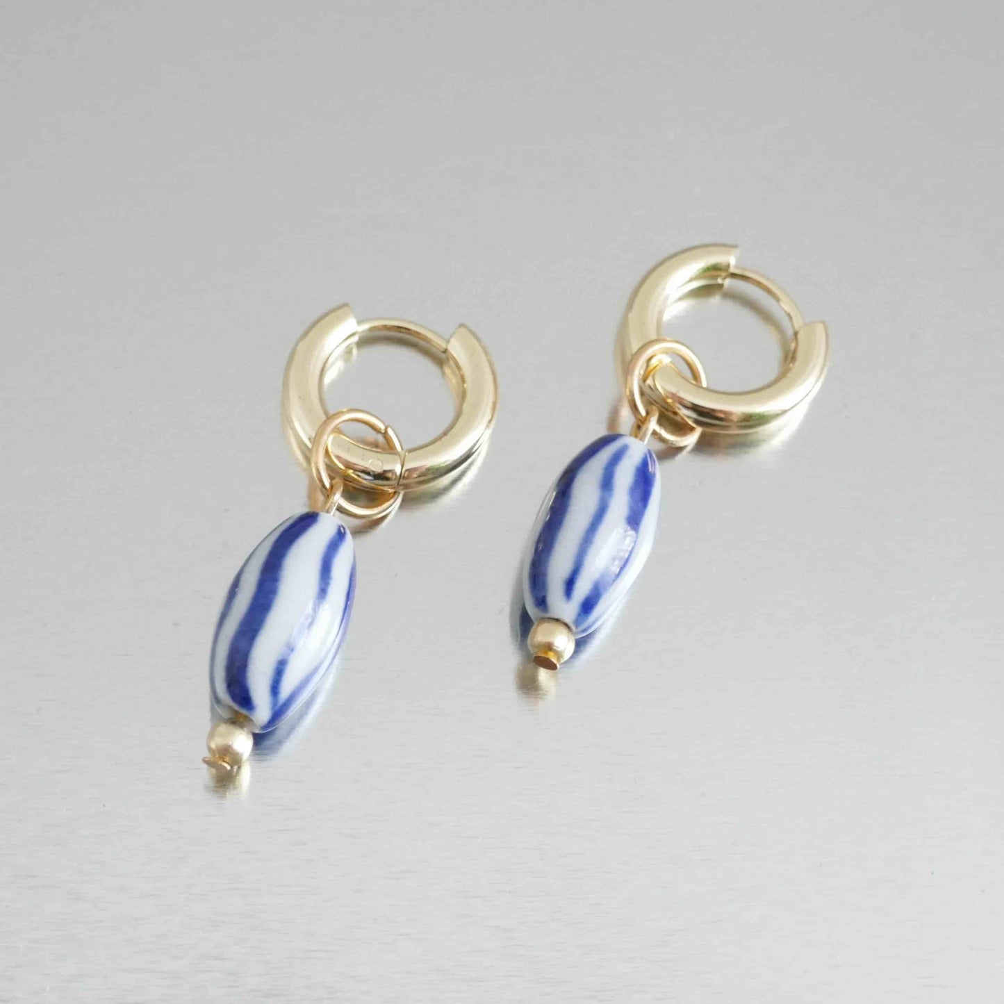 Boucles oreilles ondine-creoles dorees pendentif perles rayures bleues et rayures blanches-atelierlabonneaventure