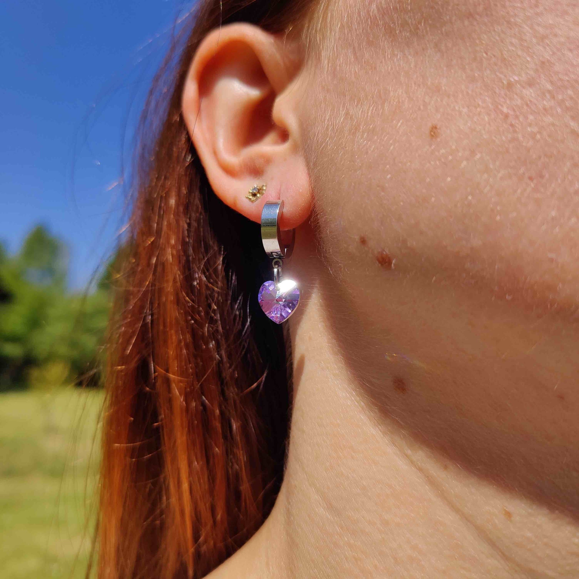 boucles oreilles preciosa-creoles argentees acier inoxydable pendentif coeur swarovski violet atelier la bonne aventure