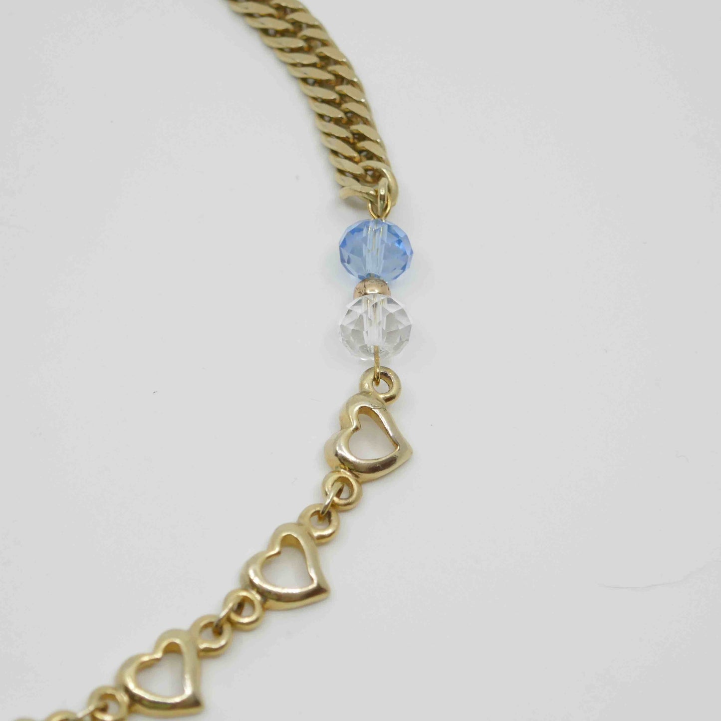 collier dore plein soleil-collier upcycle chaine coeur doree perles bleues et perles transparentes chaine vintage zoom2-atelierlabonneaventure
