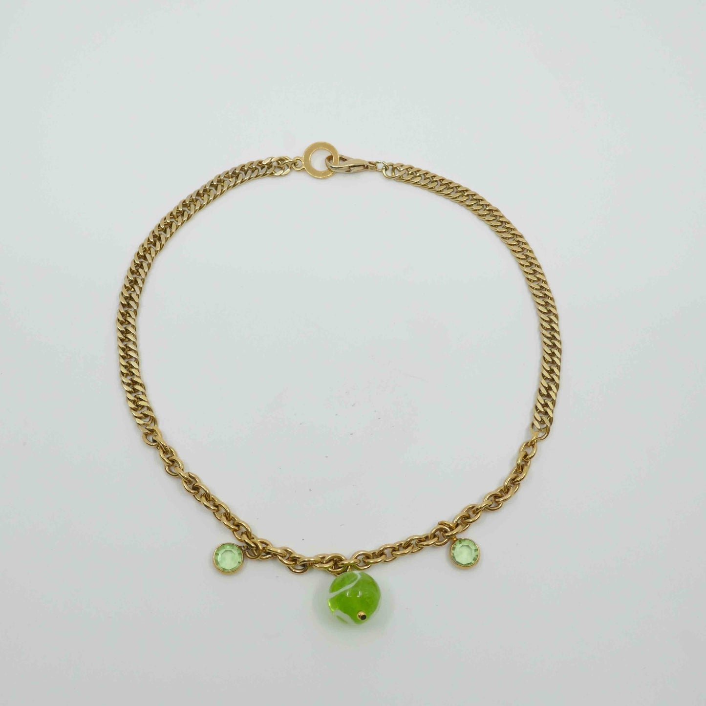 collier dore vent d ete-collier upcycle chaine vintage doree agatha pendentifs vert perles vertes photo en entier-atelierlabonneaventure