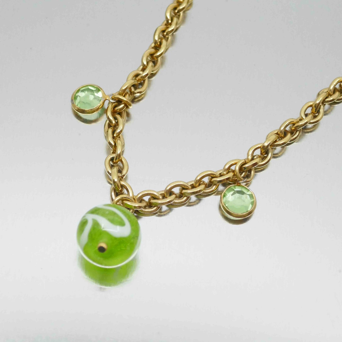 collier dore vent d ete-collier upcycle chaine vintage doree agatha pendentifs vert perles vertes zoom-atelierlabonneaventure