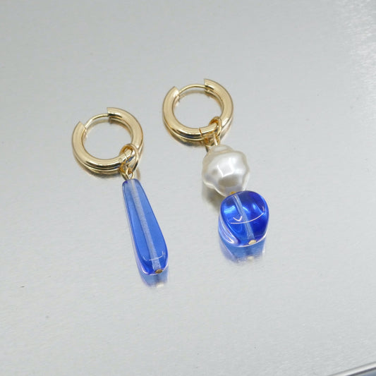 Boucles d'oreilles Nuées astrales-Créoles or fin1 4k et pendentifs gouttes bleu perle bleue et perle nacrée-atelierlabonneaventure