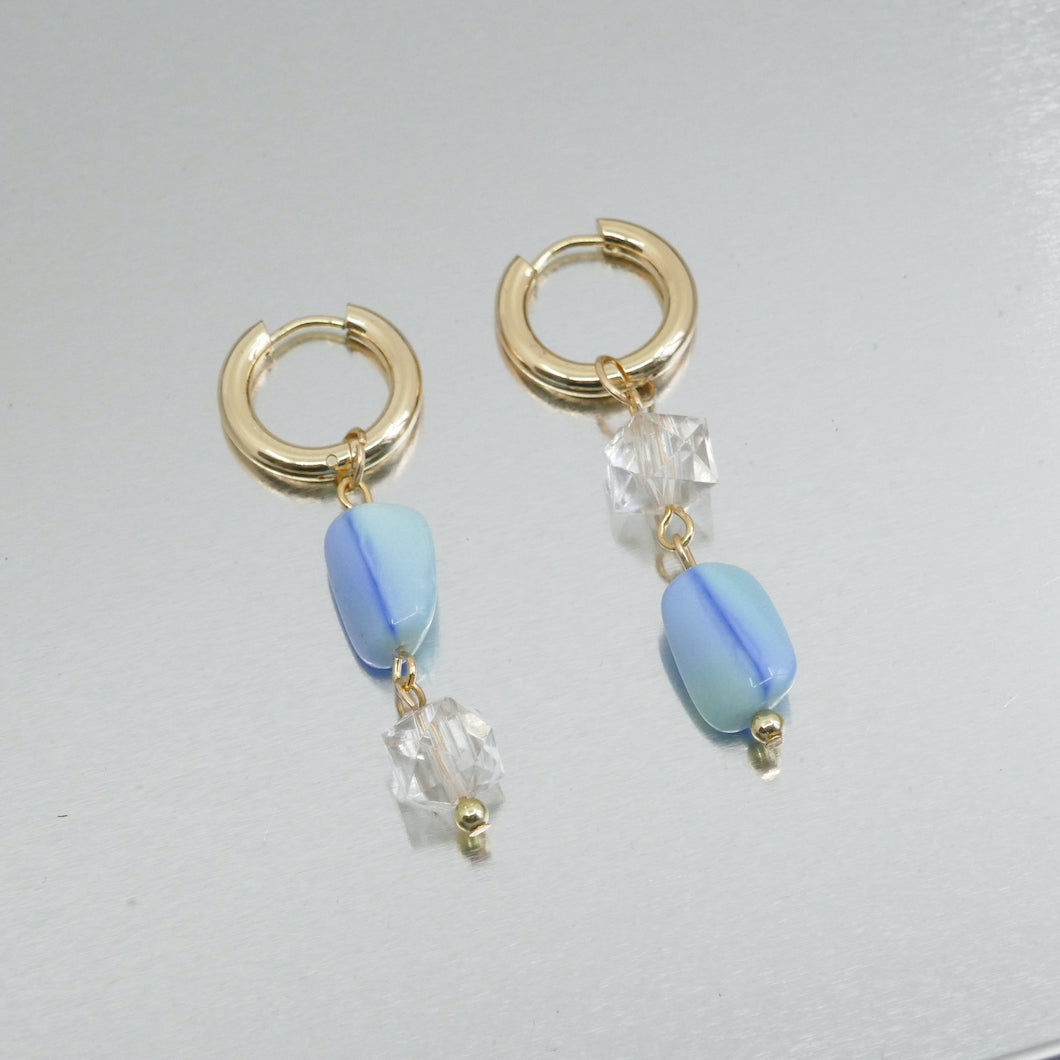 Boucles d'oreilles asymetriques Eclaircies-créoles or fin 14 k et pendentifs perles allongees bleues et perles carrees transparentes-atelierlabonneaventure