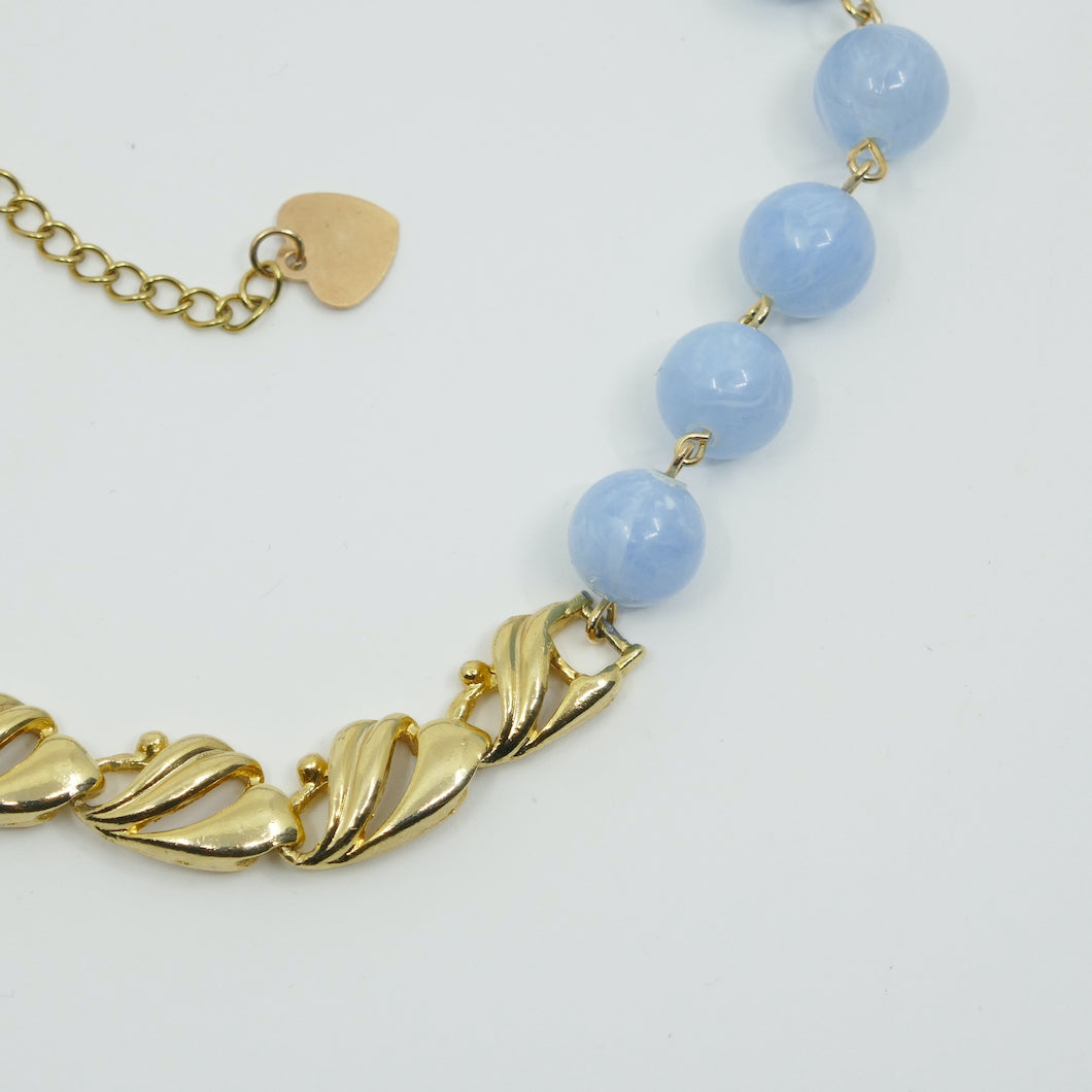 Collier Cumulus-zoom collier chaine dorée et perles bleu ciel nuages-atelierlabonneaventure