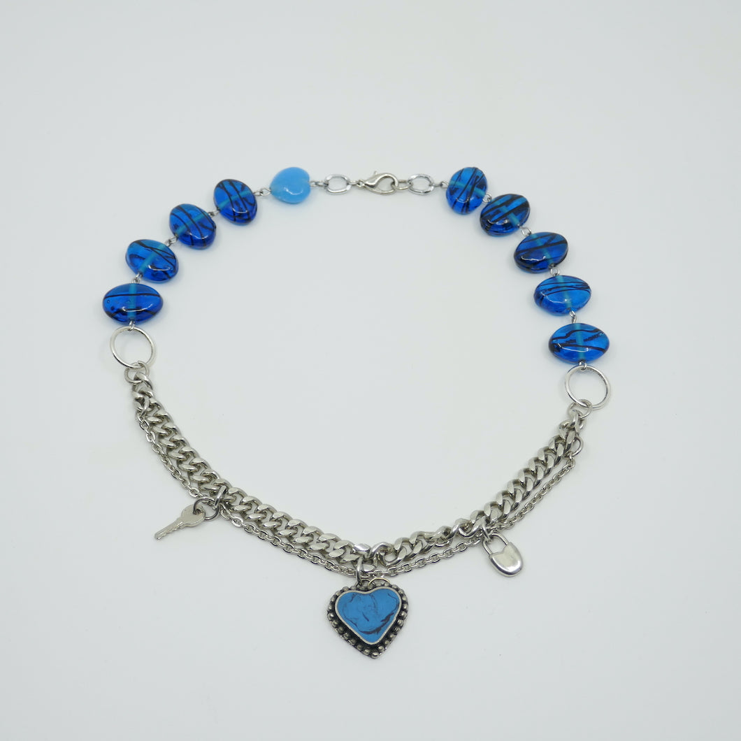 Collier Supernova - collier upcyclé chaine acier argenté et perles bleues et pendentifs coeurs clé et cadenas-atelierlabonneaventure
