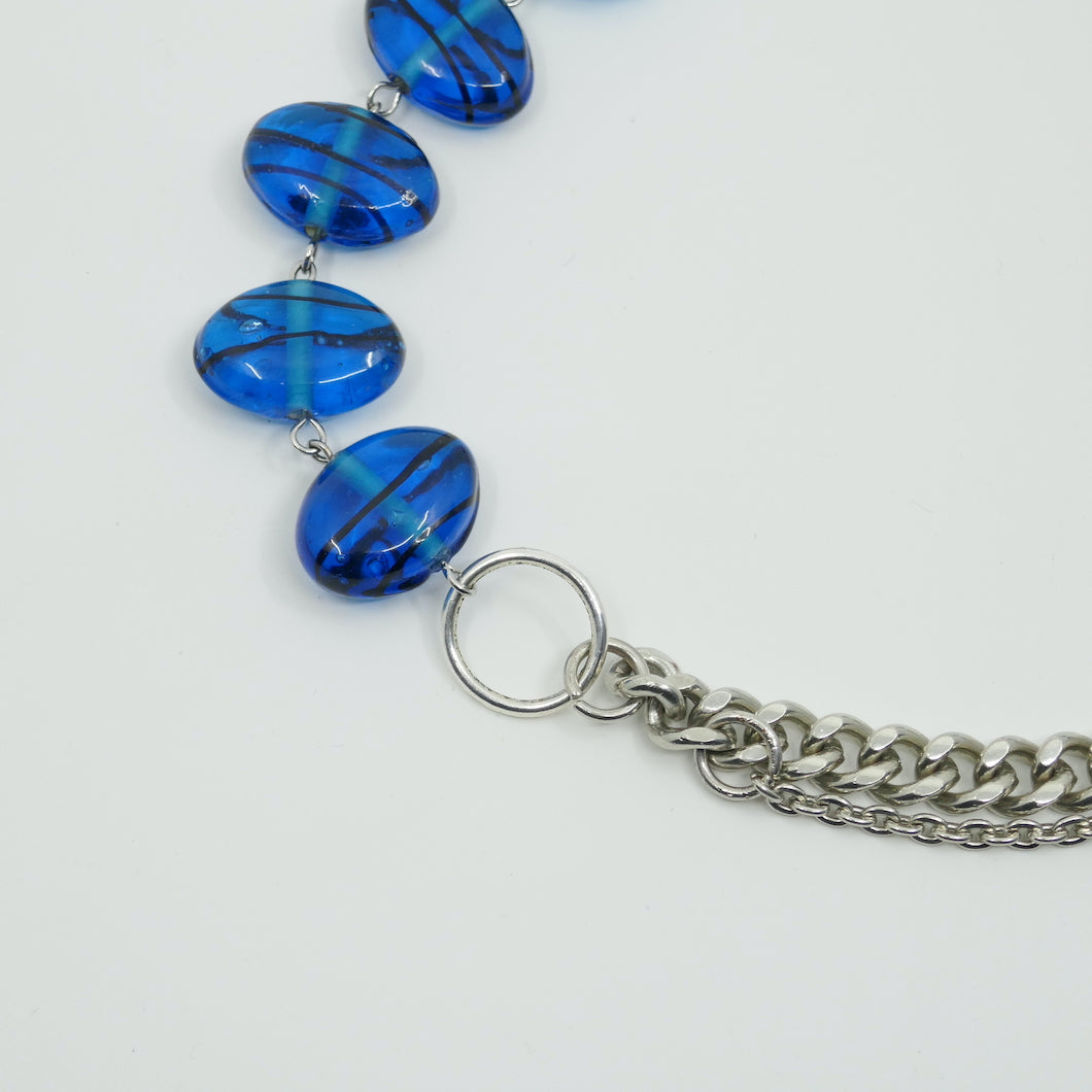Collier Supernova-zoom collier upcyclé perles bleues verre et chaine acier argente-atelierlabonneaventure