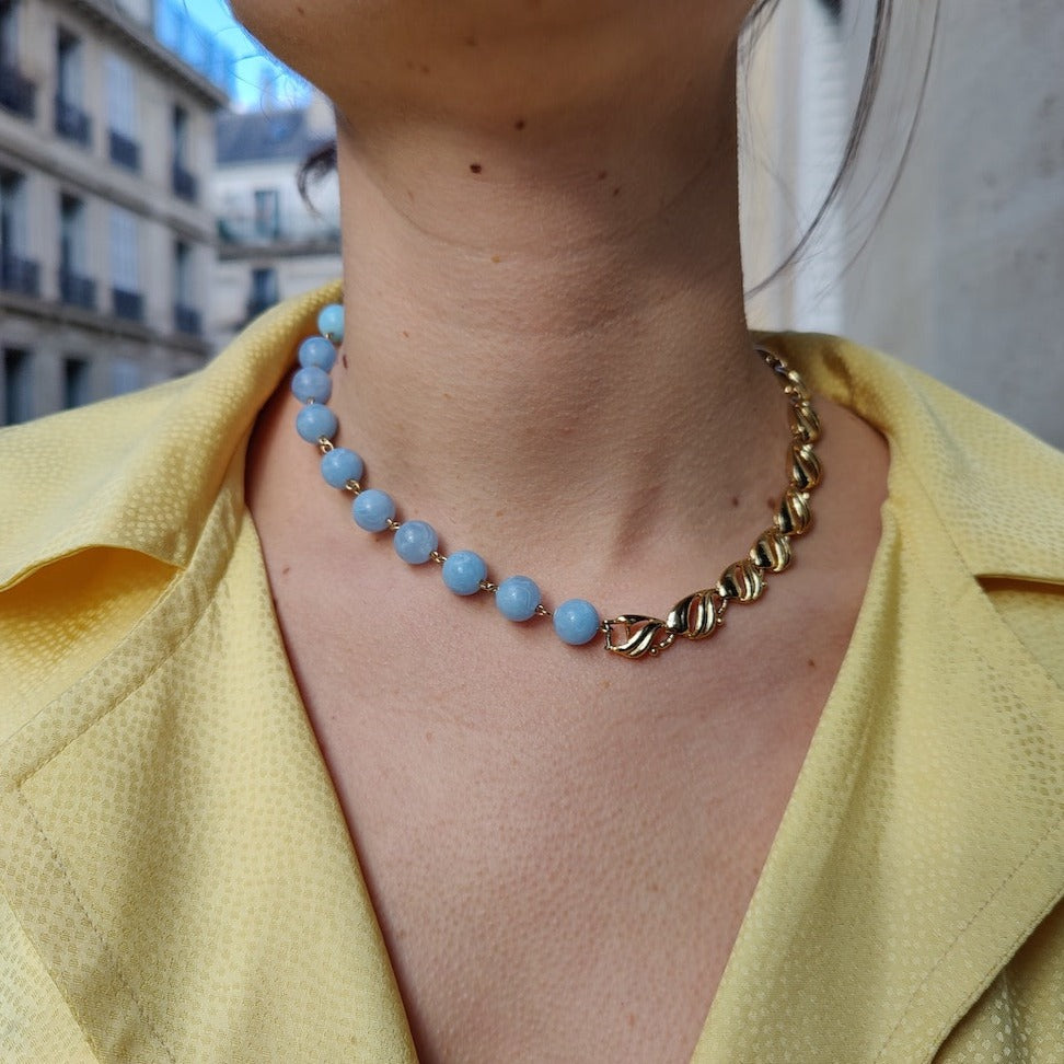 Collier cumulus-Photo portée collier upcyclé chaine dorée perles bleues ciel-atelierlabonneaventure