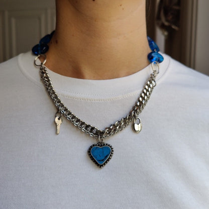 Collier supernova-photo portée collier upcyclé chaine argentée perles verre bleues pendentifs coeurs clef et cadenas-atelierlabonneaventure