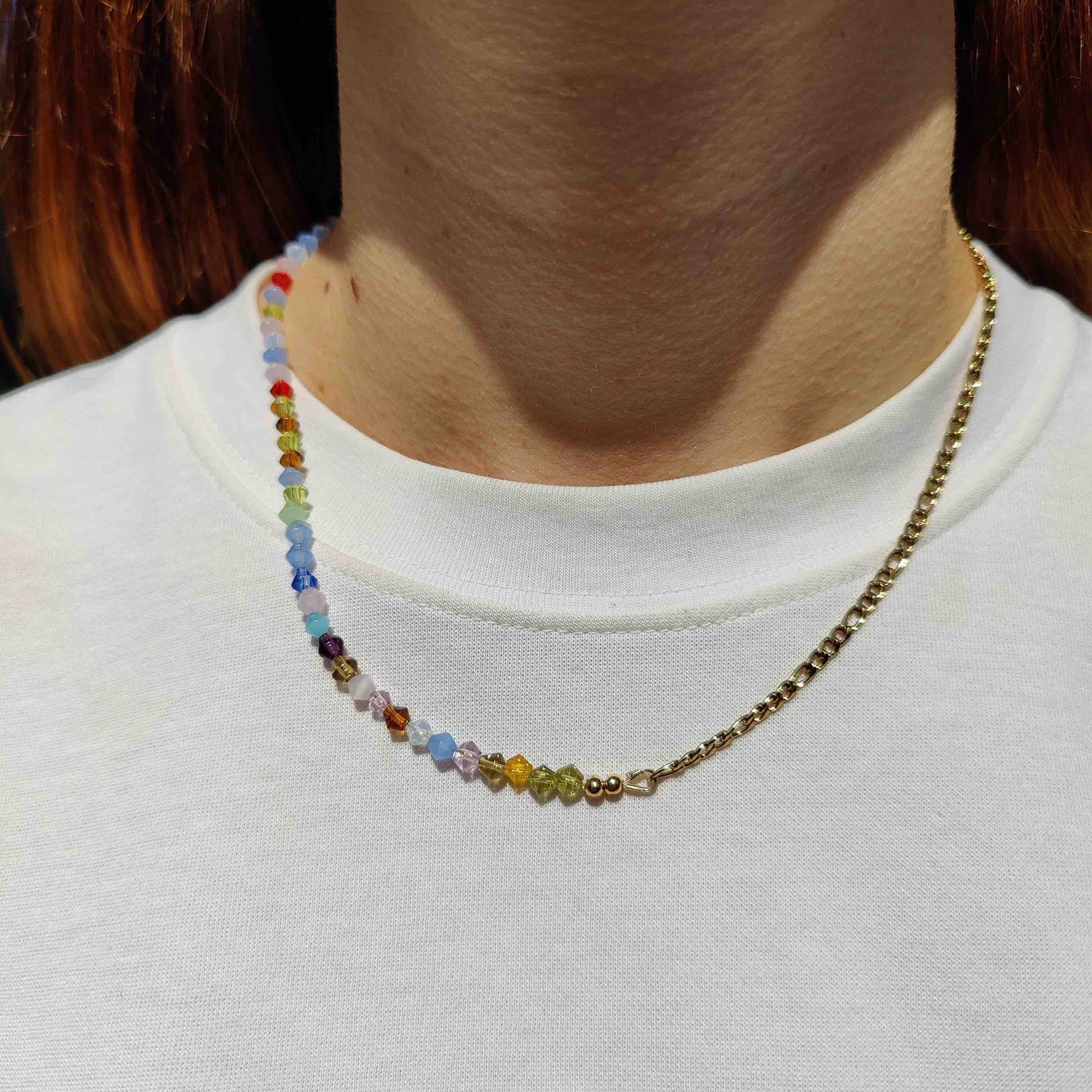 collier dahlia 1- collier dore upcycle maille figaro acier inoxydable perles cristal multicolores-atelierlabonneaventure