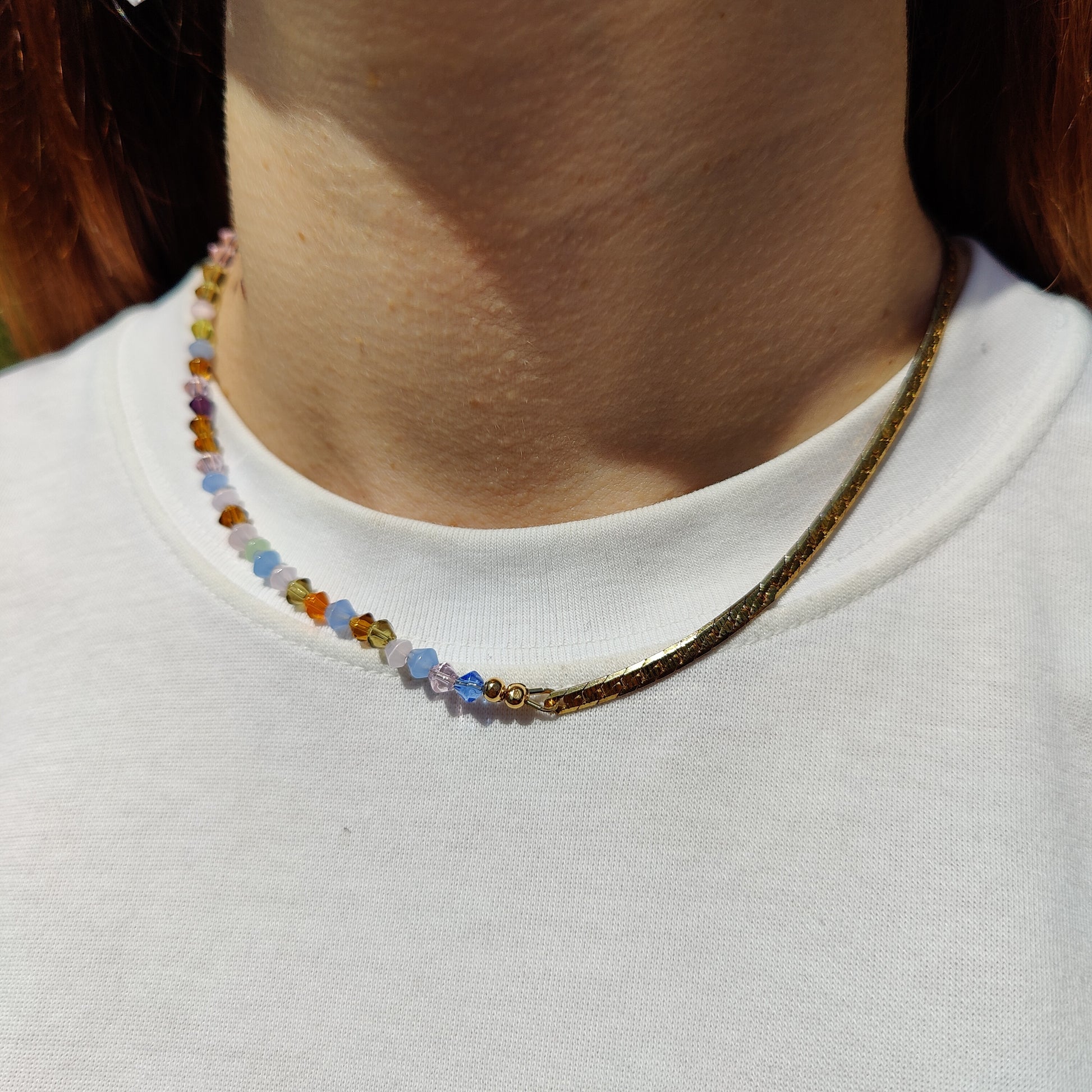 collier dalhia-collier dore upcycle maille doree vintage perles cristal multicolores-atelierlabonneaventure